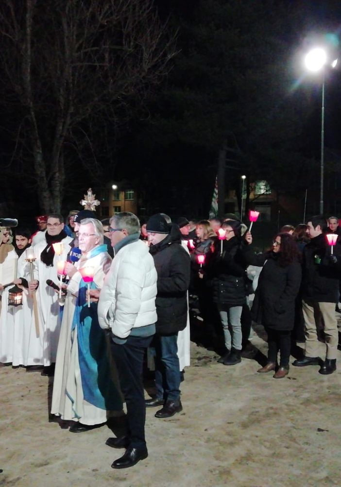 Crisi Mahle La Loggia, fiaccolata dallo stabilimento alla chiesa per la messa di Natale in solidarietà ai lavoratori che rischiano il licenziamento