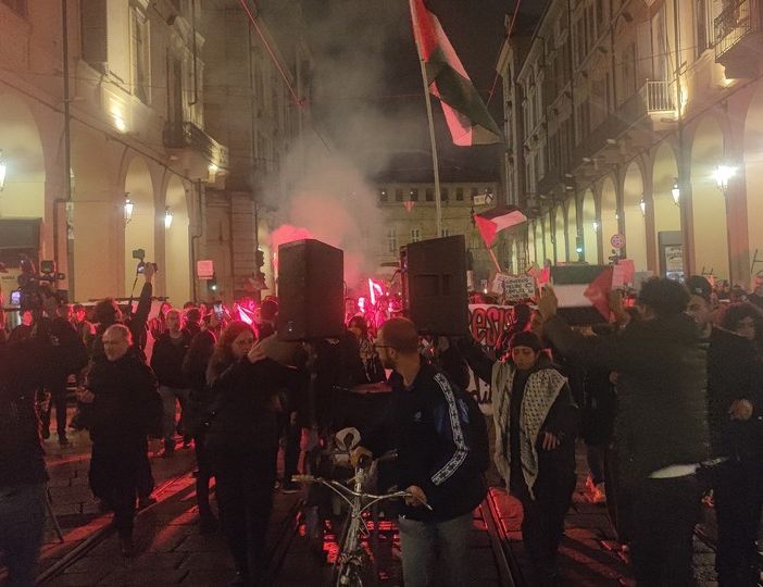 Fiaccolata pro Palestina in piazza Castello