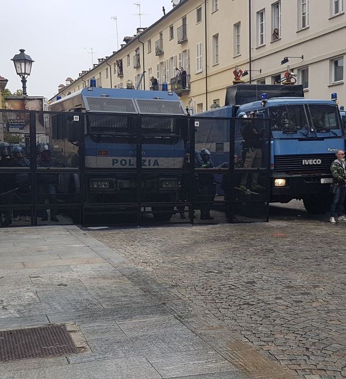 Il corteo contro il G7 arriva a Venaria: bombe carta contro la Polizia (FOTO e VIDEO)