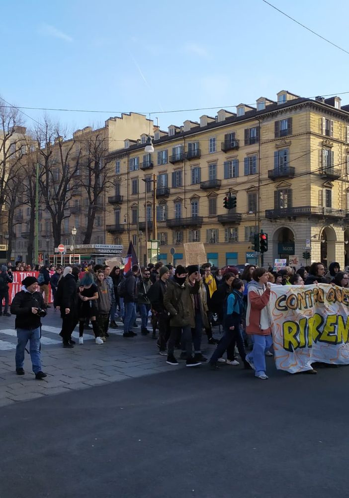 &quot;Riprendiamoci tutto&quot;: a Torino gli studenti in rivolta contro il sistema scolastico
