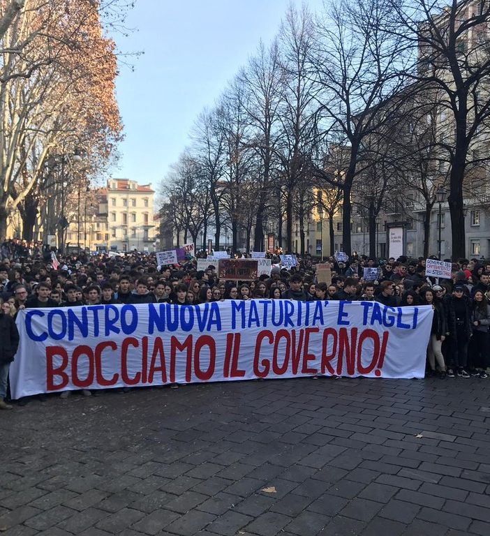 A Torino gli studenti scendono in piazza: “Governo bocciato, le scuole cadono a pezzi” [VIDEO]