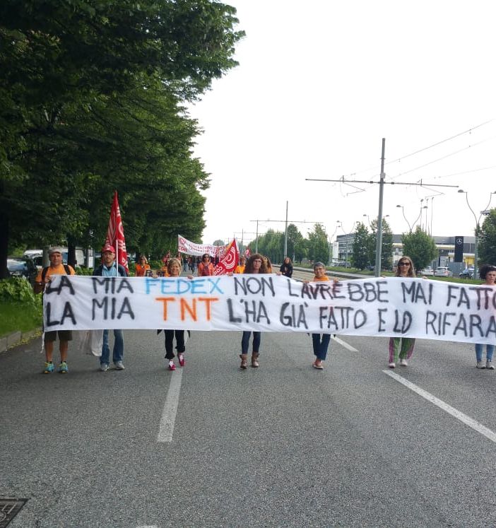 Corteo dei dipendenti Tnt e Fedex: traffico in tilt in corso Giulio Cesare (VIDEO)