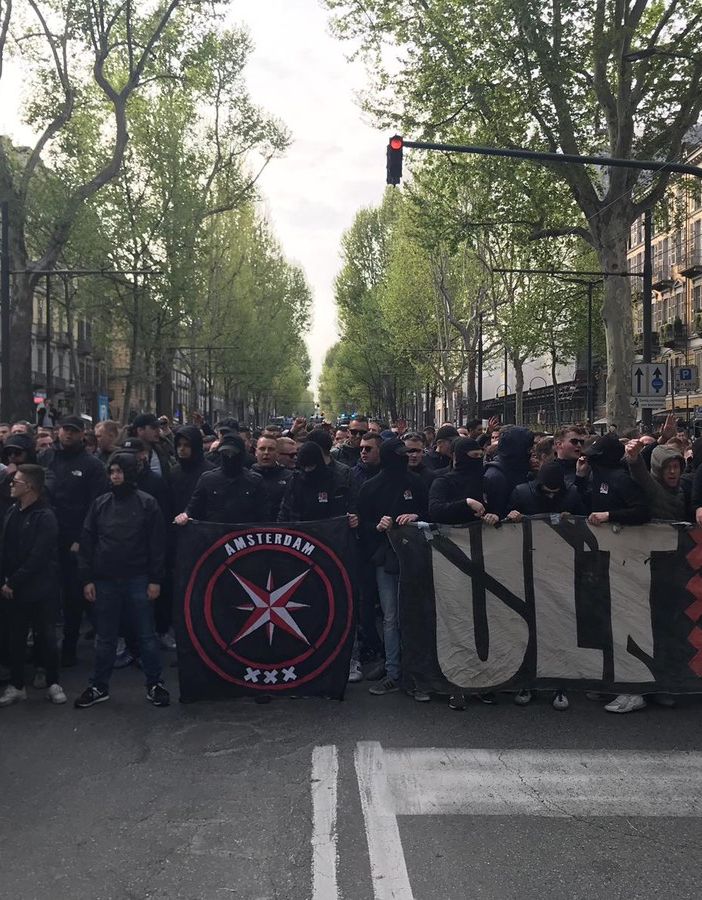 Corteo degli ultras dell’Ajax in centro: bloccato corso Vittorio Emanuele II