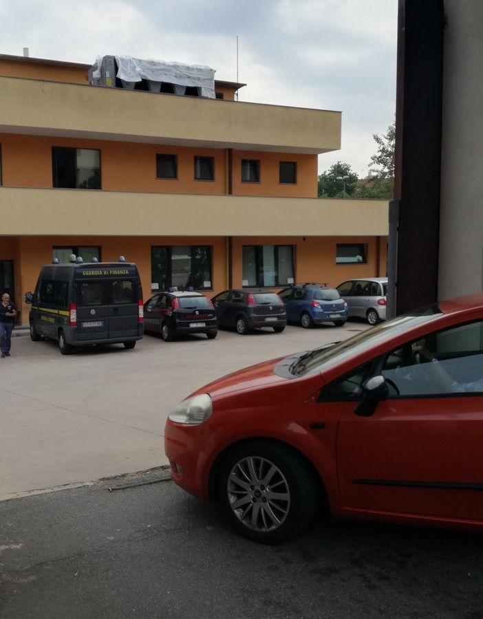 Rivolta notturna al CPR: mattoni lanciati contro poliziotti e militari, 13 feriti