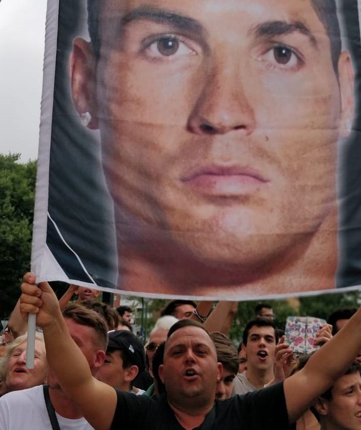&quot;O Ronaldo portaci la Champions&quot;: tifosi in delirio per CR7. Alle 13 terminate le visite mediche (FOTO e VIDEO)