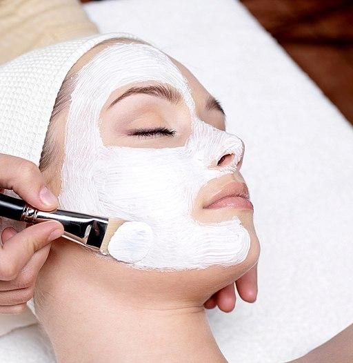 Acqua micellare: perché non può mancare nella beauty routine quotidiana