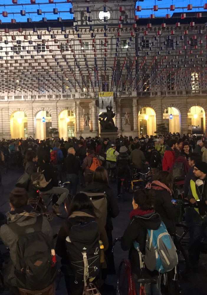 Dopo i tafferugli con polizia, sit-Critical Mass a Torino sotto Palazzo Civico: “Pedalare non è reato” (VIDEO)
