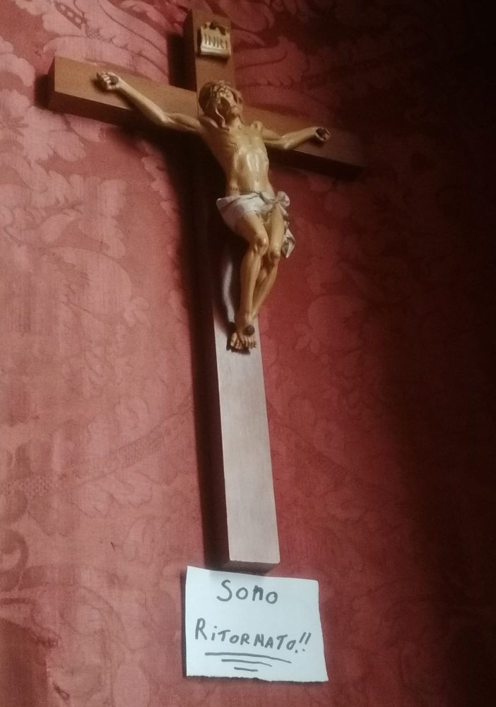 Miracolo di Natale, riappare il crocefisso in Sala Rossa: &quot;Sono tornato&quot;