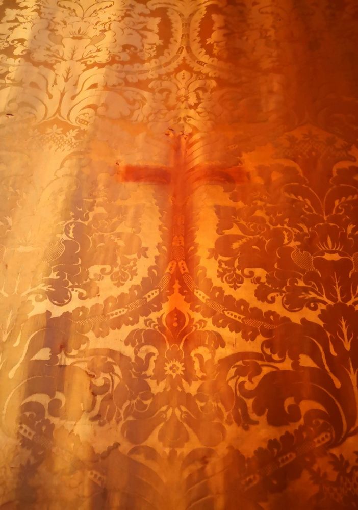 crocifisso sala rossa