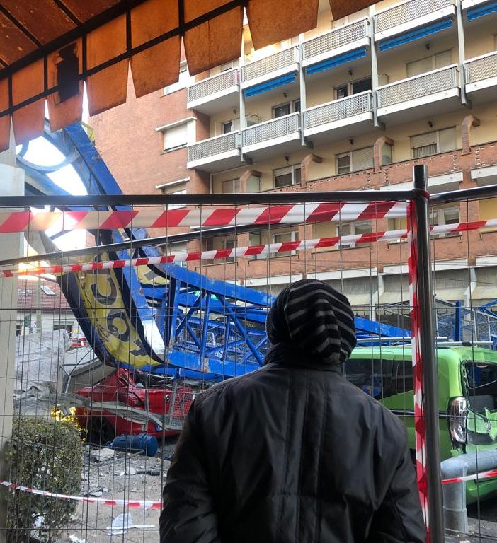 Via Genova prova a tornare alla normalità dopo il crollo della gru: riaprono i primi negozi