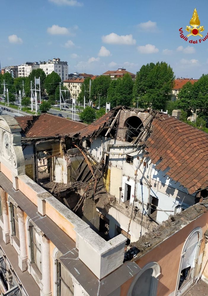 Paura a Porta Susa, crolla il tetto dell'ex stazione. Un testimone: &quot;Ho sentito un gran botto, poi il fumo nero&quot; [FOTO E VIDEO]