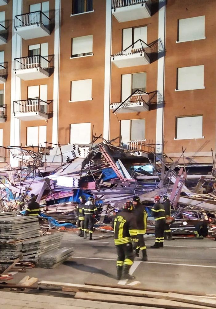 Crolla il ponteggio sulla facciata di un palazzo a Borgaro: danni e paura