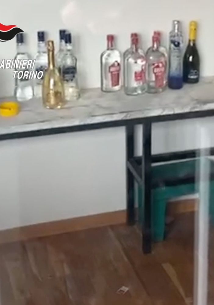Organizzano una discoteca in via Lanzo: i carabinieri interrompono il party e identificano 16 persone