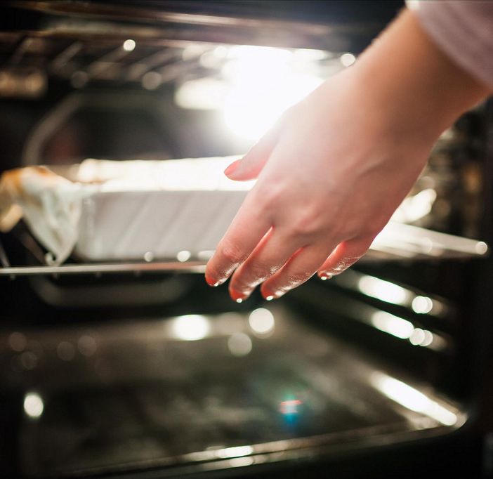 mano che estrare una terrina dal forno