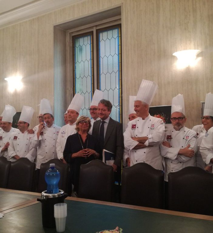 Arriva il Bocuse d'Or e i commercianti cominciano a imbandire la tavola di Torino (VIDEO)