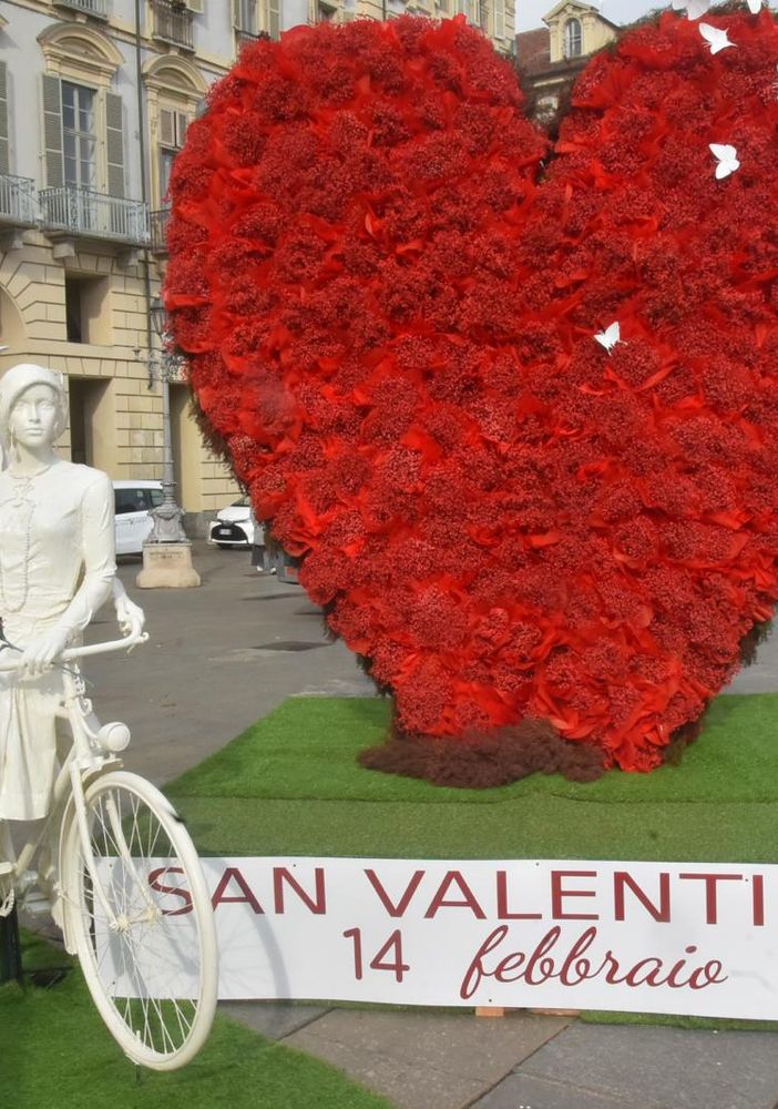 Un grande cuore di &quot;Amore Eterno&quot;: in piazza Castello l'installazione per tutti gli innamorati