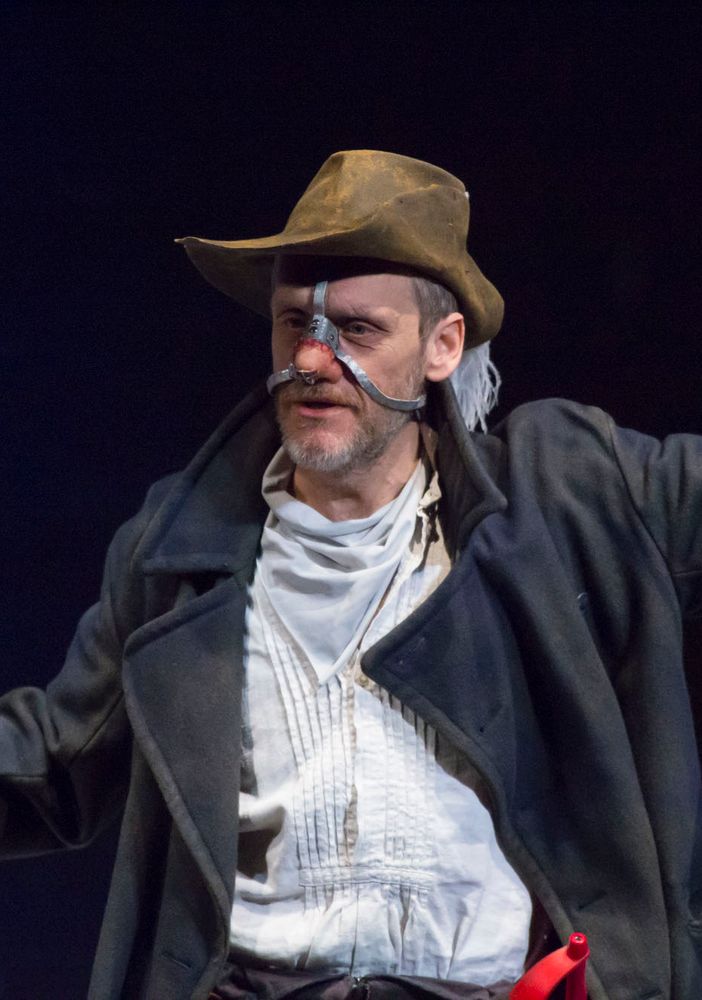 La spada di Cyrano lotta a teatro contro leucemie e linfomi: &quot;Capace ancora oggi di toccare i cuori&quot;