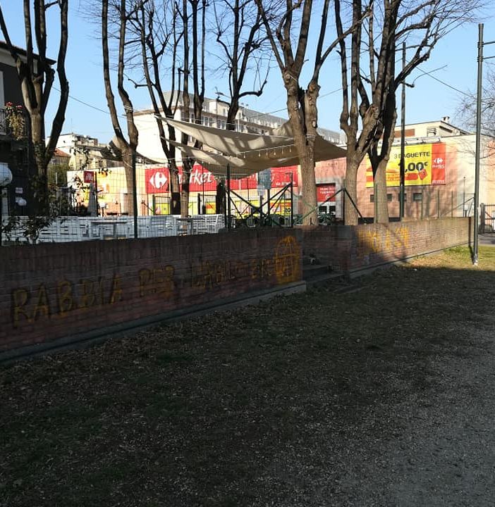 L'ombra anarchica scuote Madonna di Campagna, tentativo di occupazione dell’ex Delta House. Imbrattati i muri della gelateria Casa Clara
