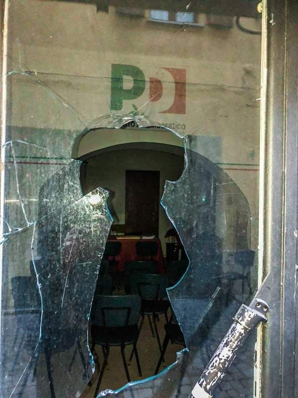 Cuorgnè, vandali in azione nella notte: danneggiata la sede del Pd