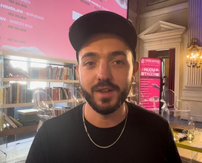 Il comico Davide D'Urso che sul web sfotte i giovani dei quartieri torinesi