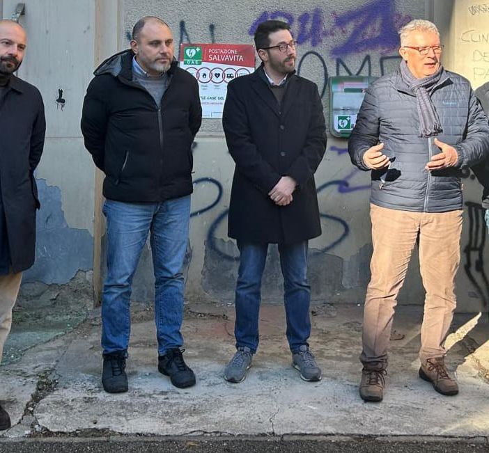 Persone di fronte a un muro alle case popolari