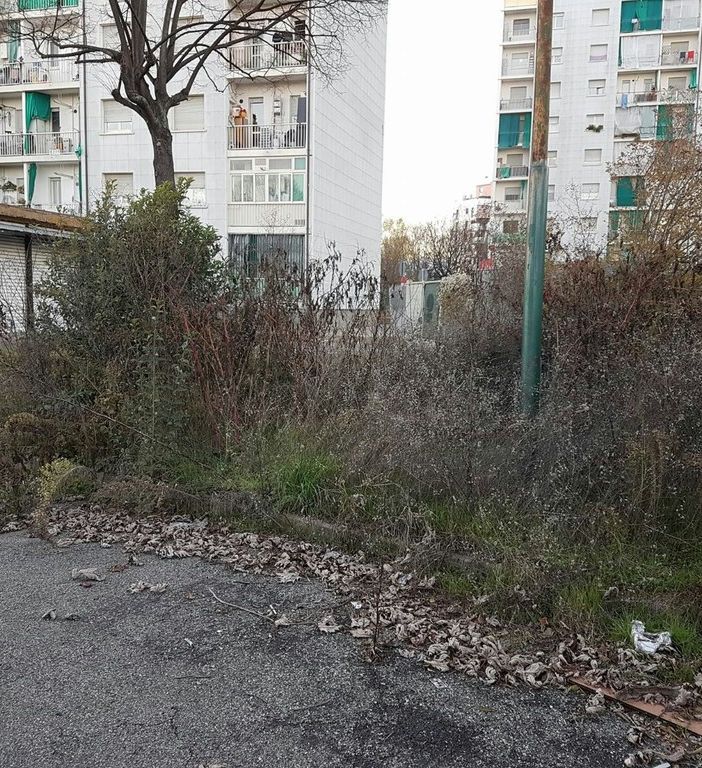 Degrado e sospetto di amianto in un fabbricato vicino ad un asilo nido a Mirafiori