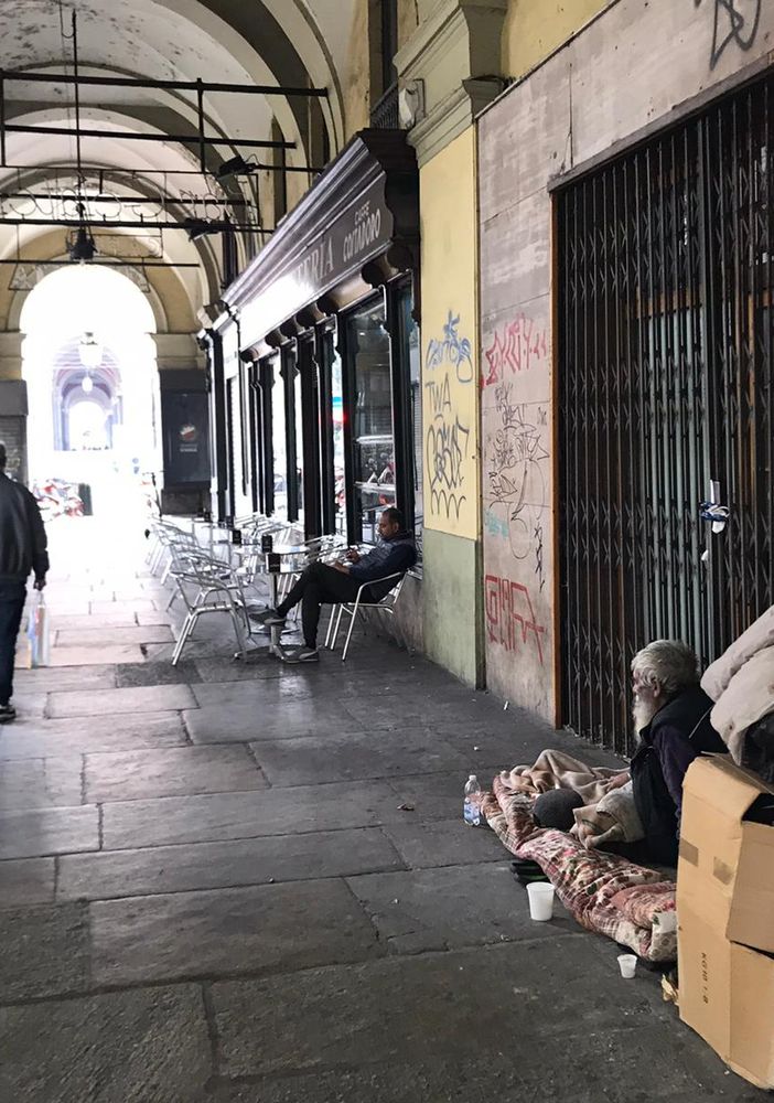 Porta Nuova, l’area attorno alla stazione “assediata” da ubriachi è vittima del degrado