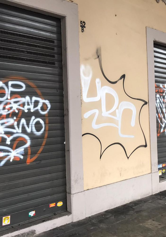 Foto di archivio di degrado e graffiti sulle saracinesche di via Sacchi