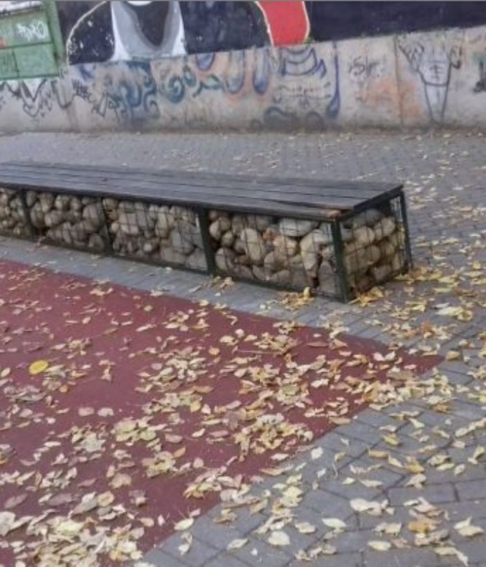 Degrado in via Balbo, Magliano dei Moderati: &quot;Rimuoviamo la moquette e i sassi nelle panchine&quot;