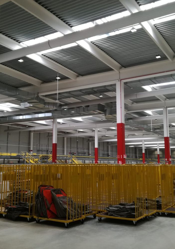 L'interno dello stabilimento Amazon di Brandizzo