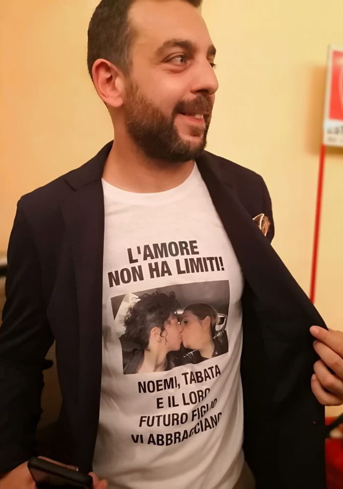 &quot;L'amore non ha limiti&quot;: il debutto da consigliere regionale di Diego Sarno con una maglietta pro Lgbt