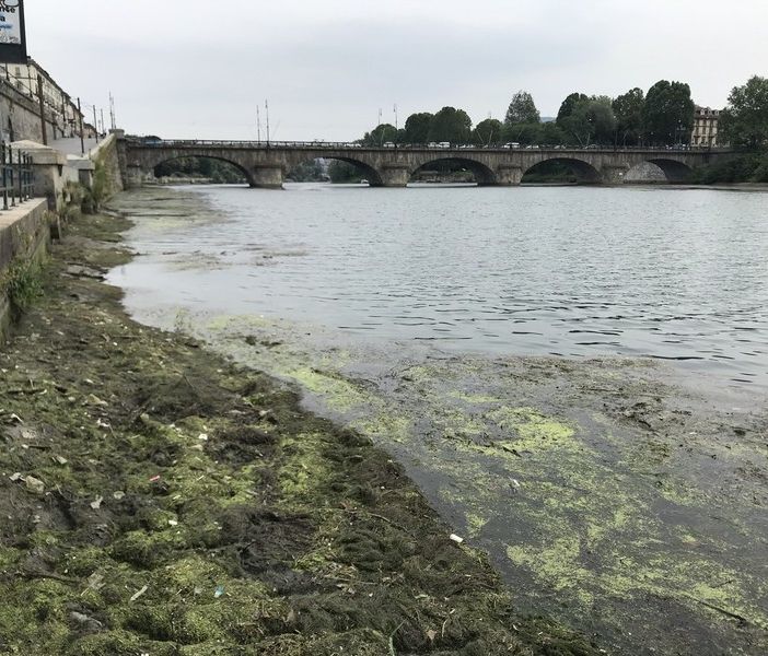 diga con acqua sul Po
