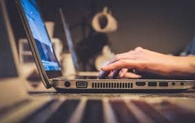 Mani appoggiate a un computer portatile