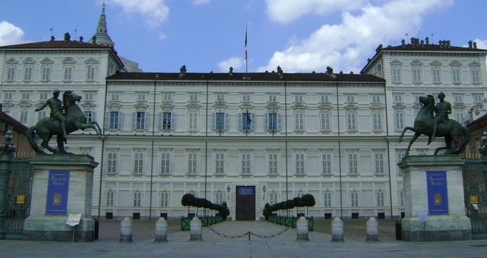 I Dioscuri che proteggono i naviganti e a Torino guidano il sovrano vegliando su Piazza Castello