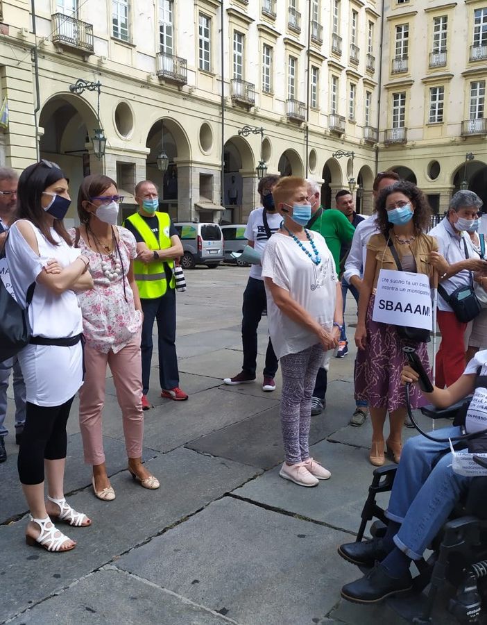 Persone con disabilità manifestano davanti al Comune sulla mobilità dolce: &quot;Troppi rischi, servono regole per bici e monopattini&quot;