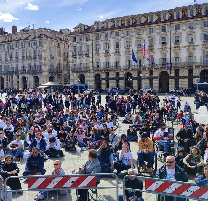 Persone in piazza per manifestazione
