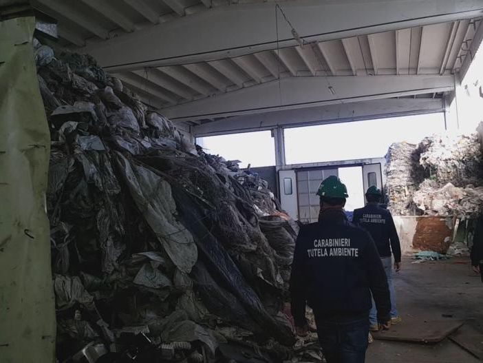 San Benigno, i carabinieri del NOE sequestrano un capannone che conteneva 1300 tonnellate di rifiuti plastici ed elettronici