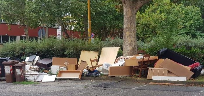 Nichelino, discarica abusiva in via Cacciatori: la rabbia dei residenti