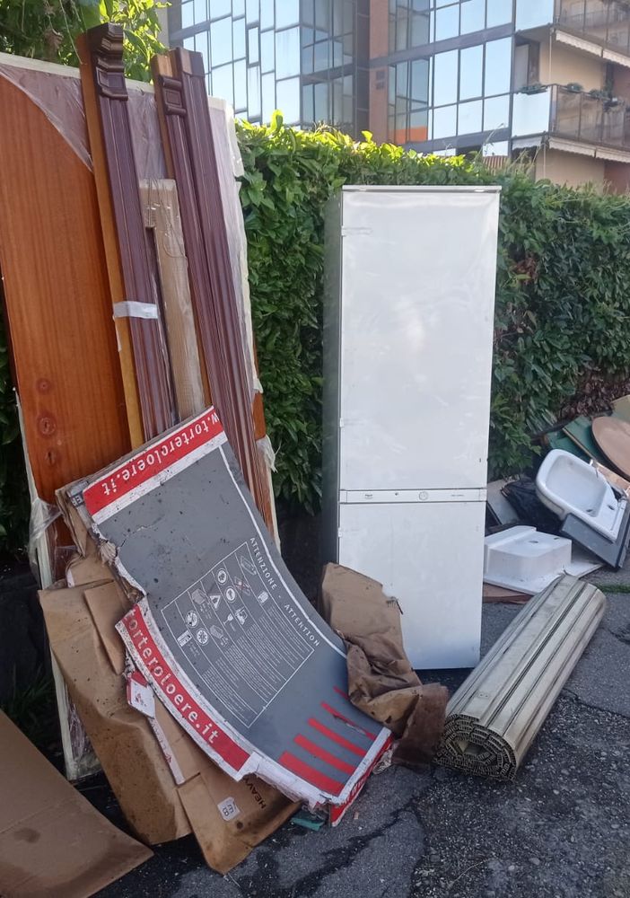discarica a cielo aperto con rifiuti a bordo strada