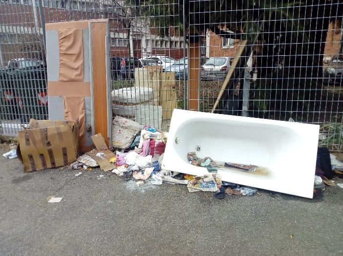 Vasca da bagno e rifiuti in via Pirano