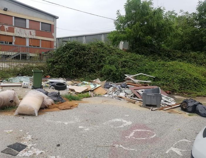 Nichelino, scoperta una discarica a cielo aperto in via Nino Bixio