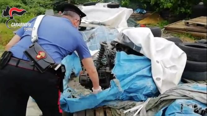 Borgaro, 300 tonnellate di rifiuti speciali e 25 auto in stato di abbandono: i carabinieri sequestrano una discarica abusiva