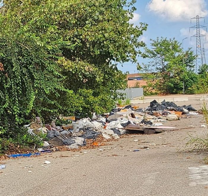 Moncalieri, in strada Carpice scoperta una discarica a cielo aperto