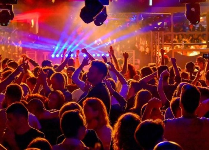 Rapina in discoteca: 34enne strappa due collane d'oro dal collo di un ragazzo: inseguito, ferisce l'amico della vittima