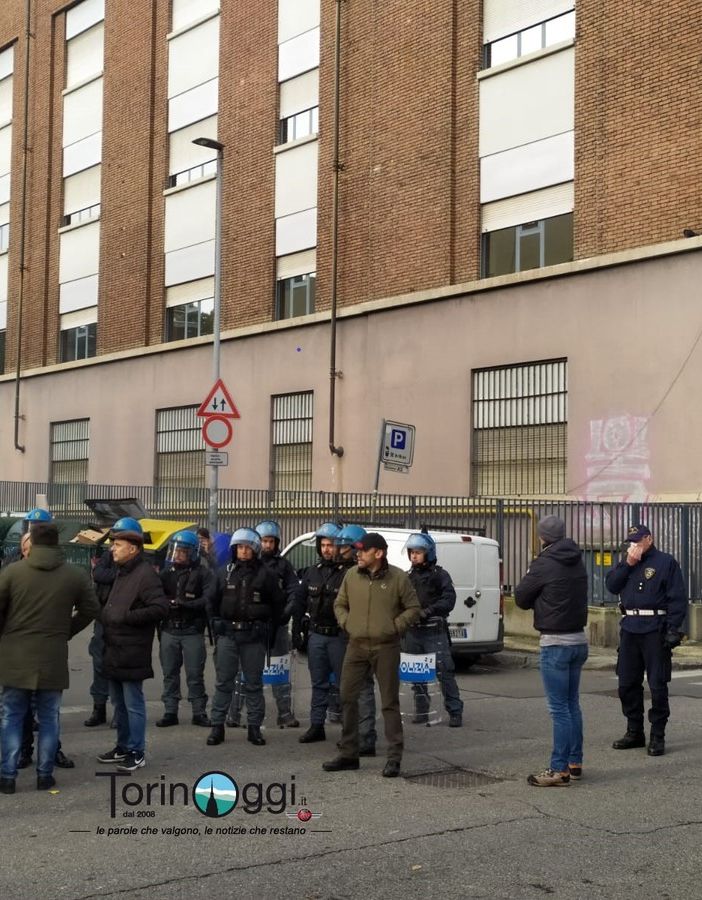 Balon, tensioni tra gli occupanti e le forze dell'ordine [FOTO e VIDEO]