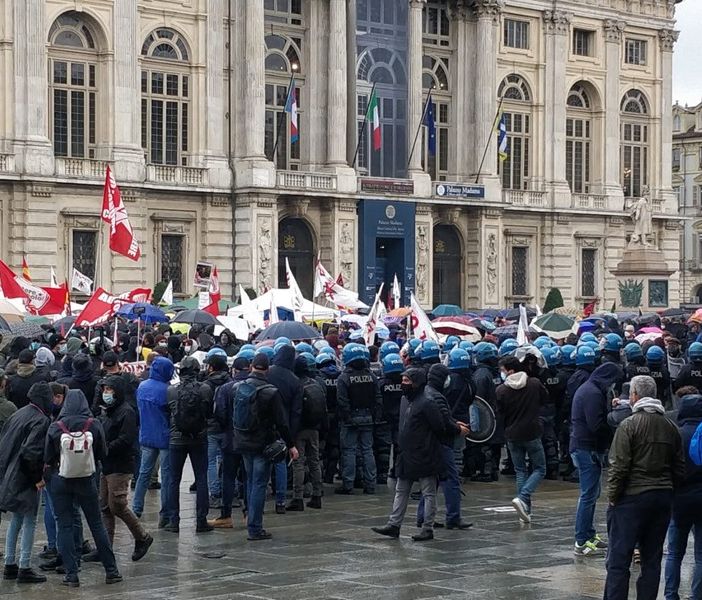 Un fotoreporter denuncia di essere stato aggredito da alcuni manifestanti dopo i disordini del Primo Maggio Un fotoreporter denuncia di essere stato aggredito da alcuni manifestanti dopo i disordini del Primo Maggio