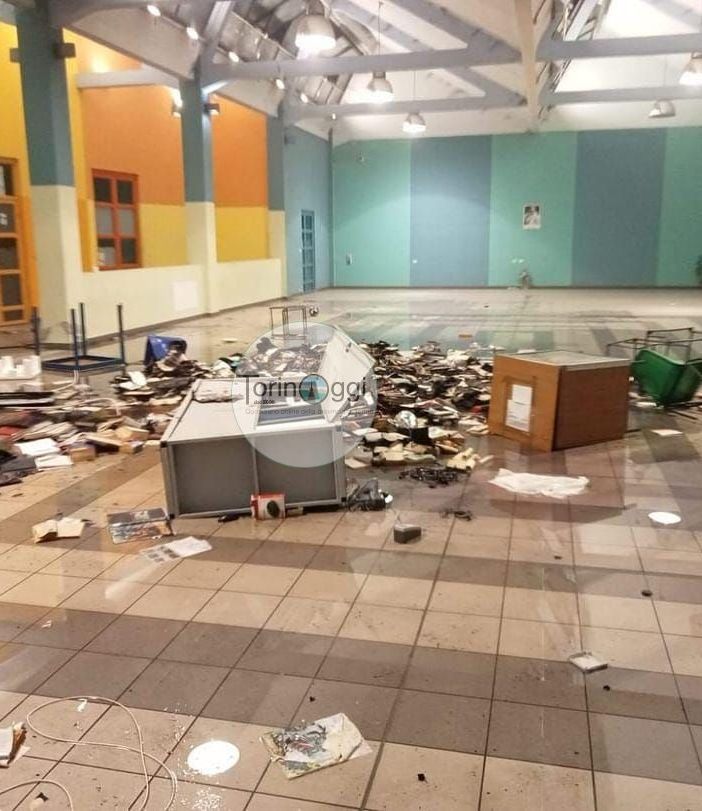 Plexiglass frantumati, uffici assaltati: le immagini di una notte di disordini al minorile di Torino [FOTO]