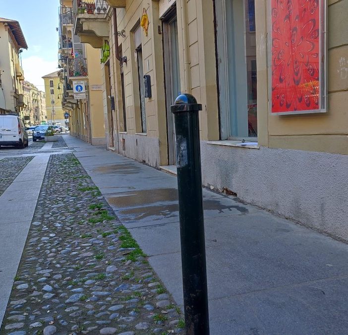 Dissuasori divelti in borgo Campidoglio: lo strano caso della strada pedonale dove si parcheggia “liberamente”