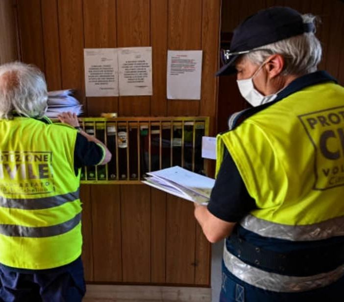 Coronavirus, distribuite a Nichelino le prime 9500 mascherine della Regione. Segnalati casi di furti nelle buche