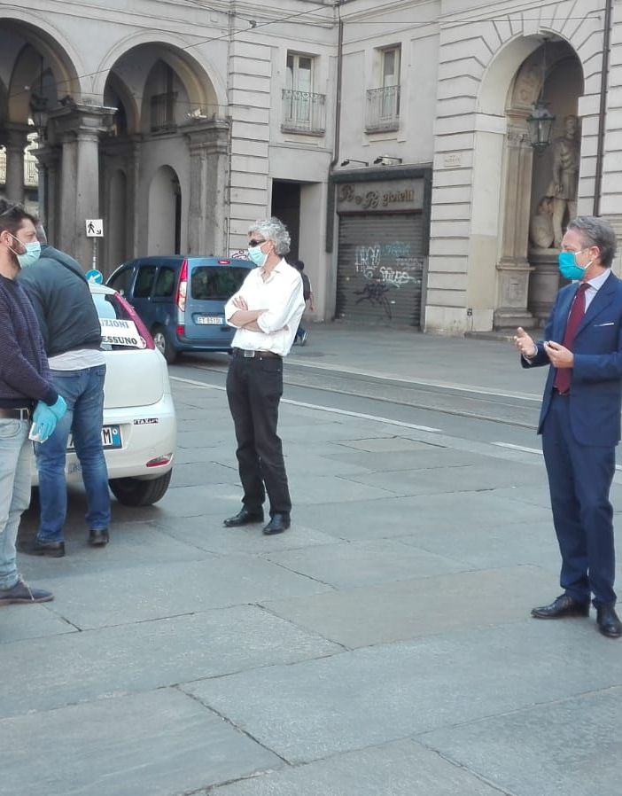 I taxisti torinesi distribuiscono 300 mascherine ai loro colleghi di fronte al Comune di Torino (FOTO)